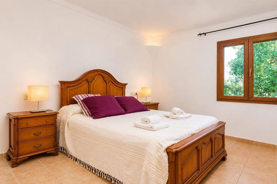 Double bedroom with en suite bathroom and A/C