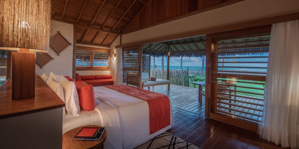 Bangalô Oceano | Minibar, in-room safe, individually decorated, individually furnished