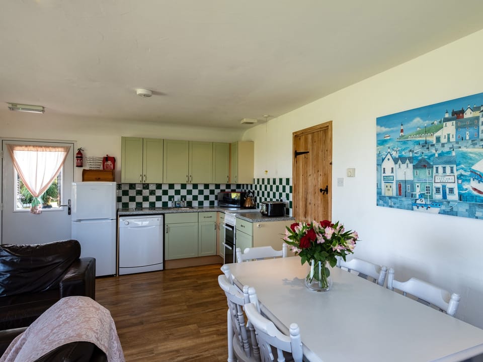 Cottage | Private kitchen | Fridge, microwave, dishwasher, electric kettle