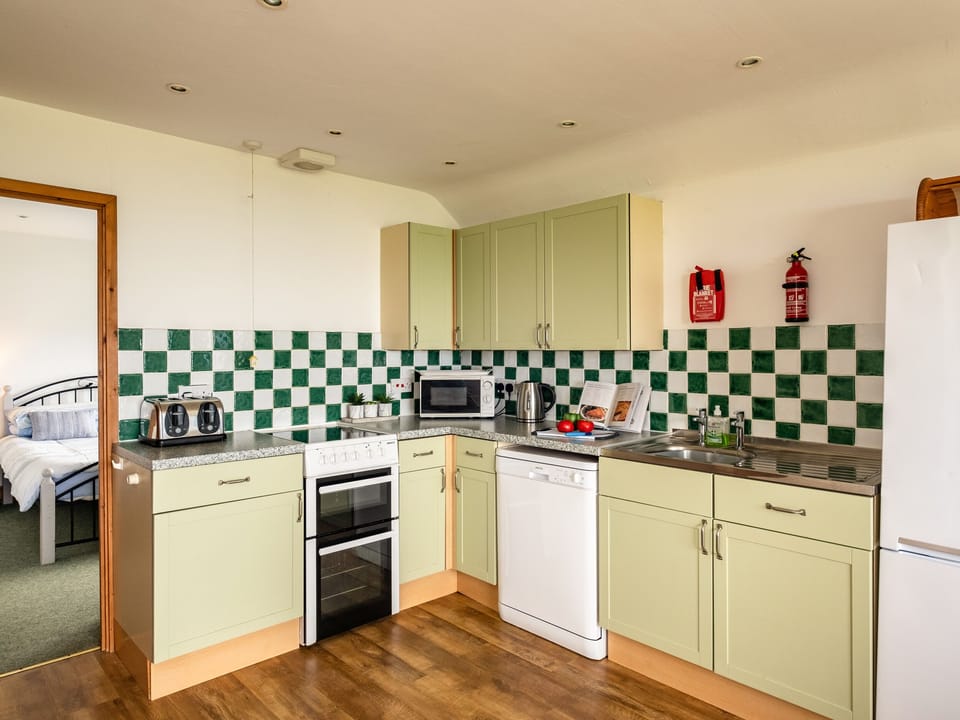 Cottage | Private kitchen | Fridge, microwave, electric kettle, toaster