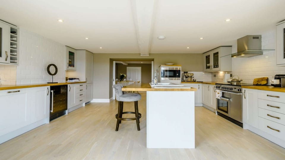 The Farmhouse Kitchen - StayCotswold