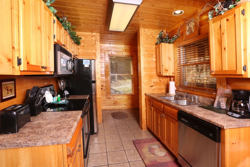 Cabin, Multiple Beds, Hot Tub, Mountain View | Private kitchen | Fridge, microwave, oven, stovetop