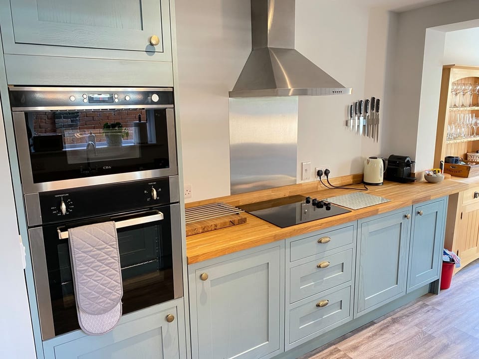 House | Private kitchen | Fridge, microwave, oven, stovetop