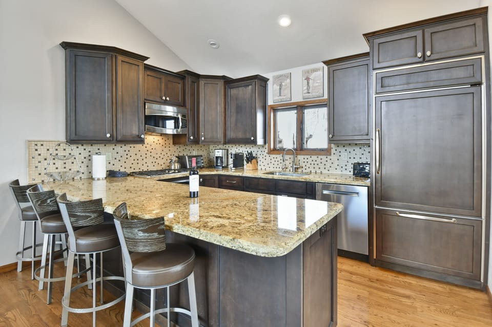 Deluxe Townhome | Private kitchen | Full-size fridge, microwave, oven, stovetop