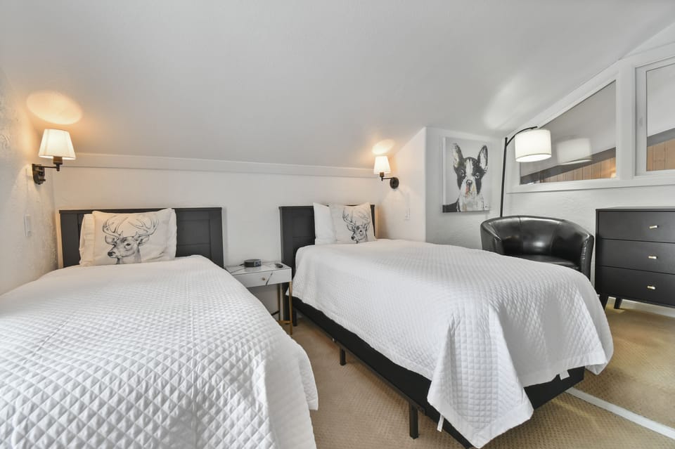 Deluxe Townhome | 4 bedrooms, premium bedding, down comforters, laptop workspace