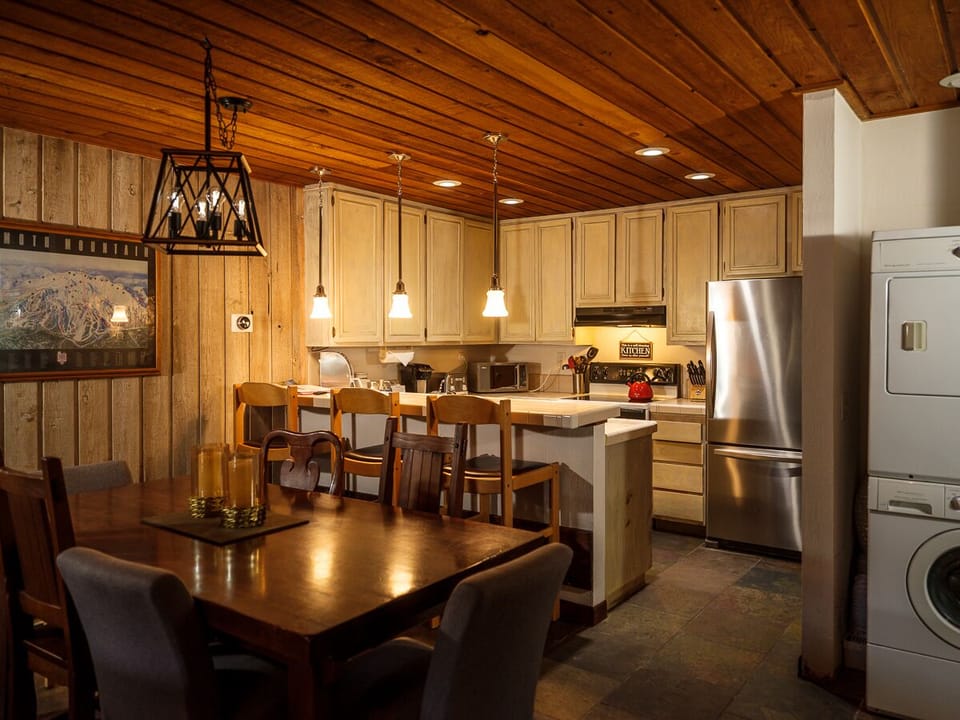 Open concept kitchen & dining room.