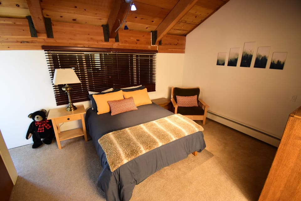 Primary room: 
1 Queen Bed