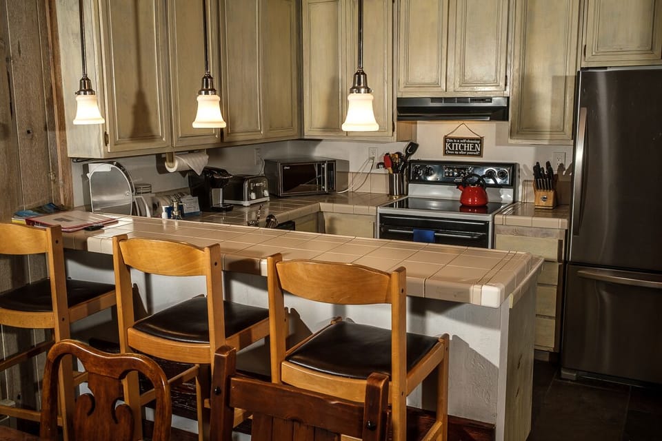 Open concept kitchen & dining room.