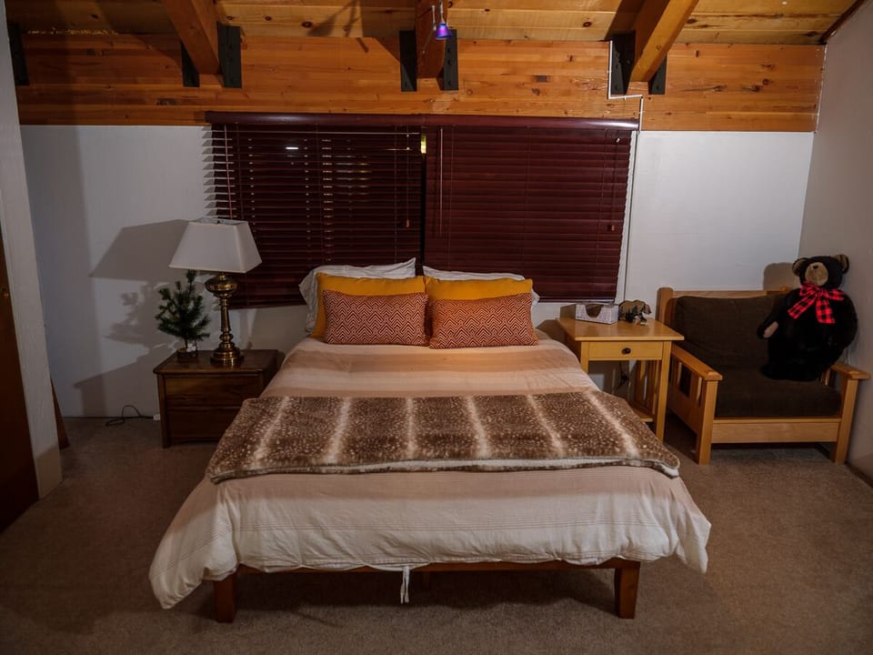 Primary room: 
1 Queen Bed