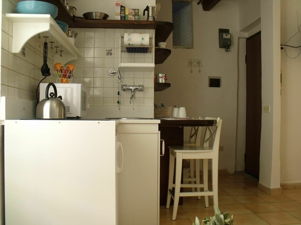 Building, Cabinetry, Interior Design, Floor, Flooring, Kitchen Appliance, Kitchen, Wood, Gas, Table
