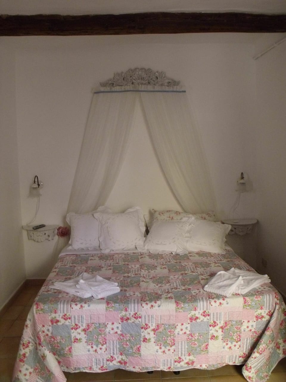 Furniture, Property, Comfort, Bed Frame, Textile, Wood, Pillow, Interior Design, Shade, Bed