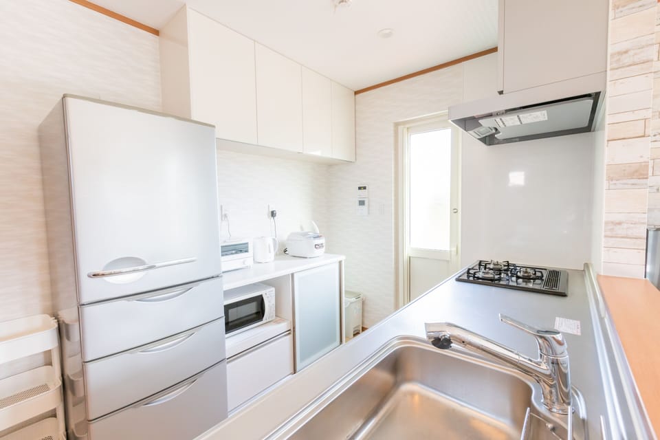 Basic Villa | Shared kitchen | Full-size fridge, microwave, stovetop, electric kettle
