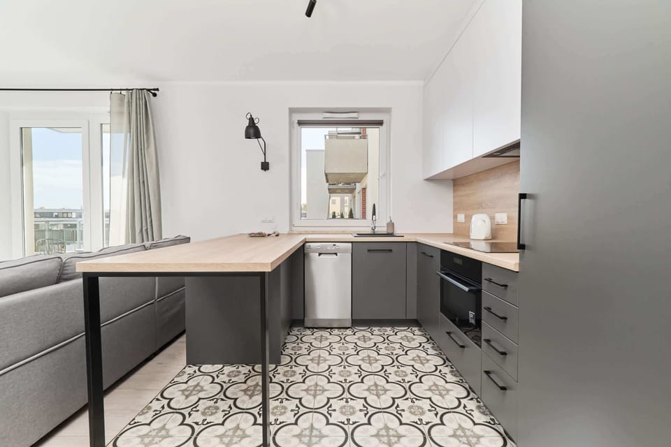 Fully equipped kitchenette with an induction hob, dishwasher, fridge with freezer, oven and electric kettle.