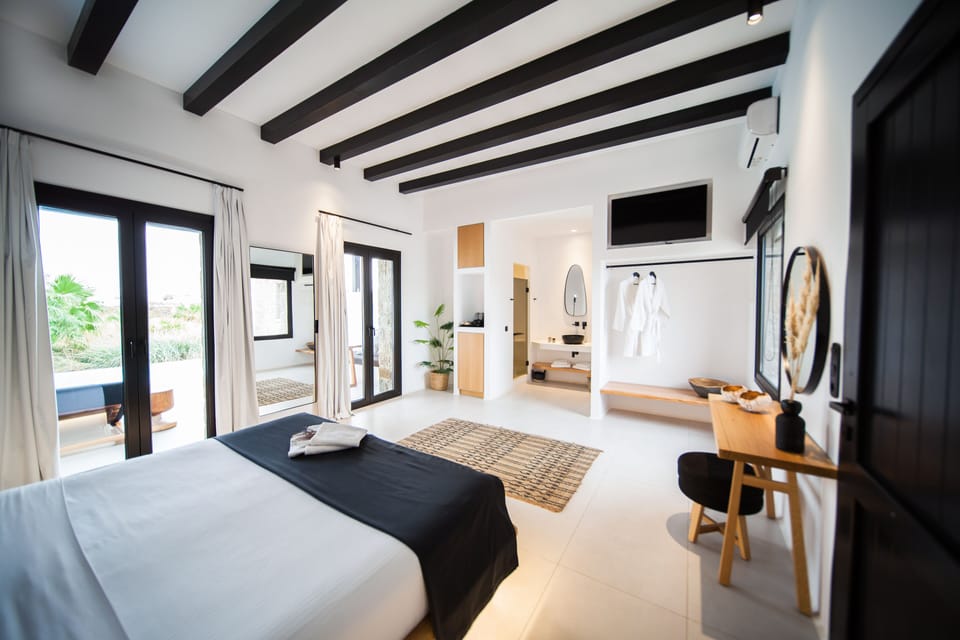 Junior Suite with Private Pool | Egyptian cotton sheets, premium bedding, Select Comfort beds, minibar