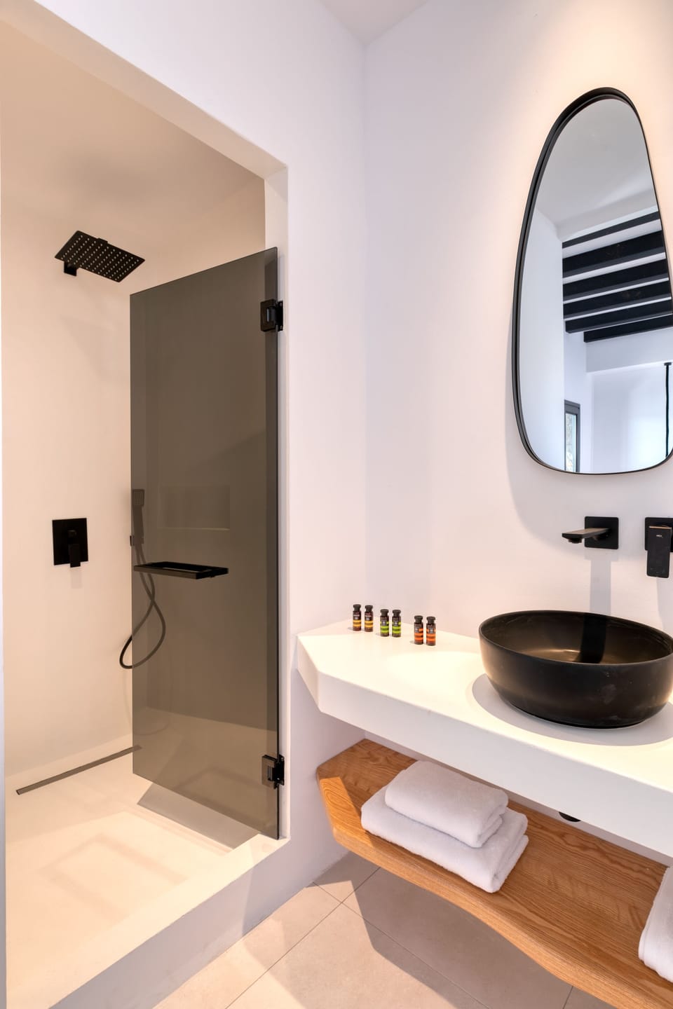 Shower, hair dryer, bathrobes, slippers