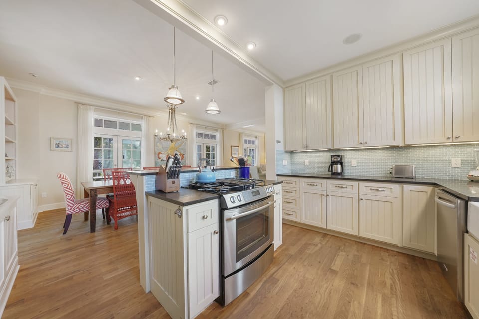 UPDATED KITCHEN W/ALL STAINLESS STEEL APPLIANCES