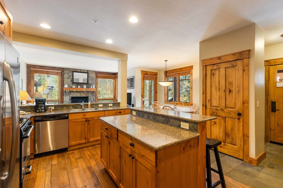 Townhome, 2 Bedrooms | Private kitchen | Fridge, oven, coffee/tea maker, toaster