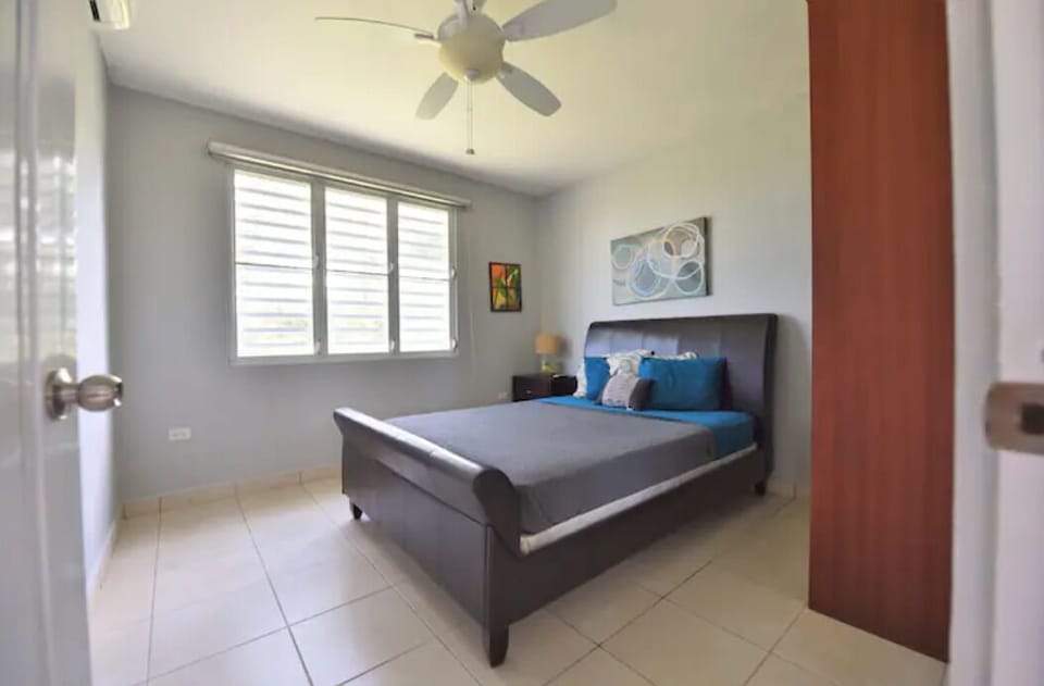 bedroom with queen size bed