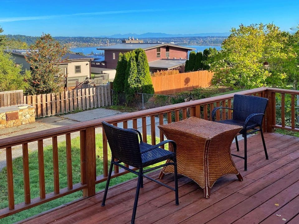 Gorgeous views of Lake Washington from the upper level balcony