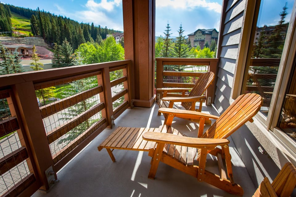 Balcony with seating