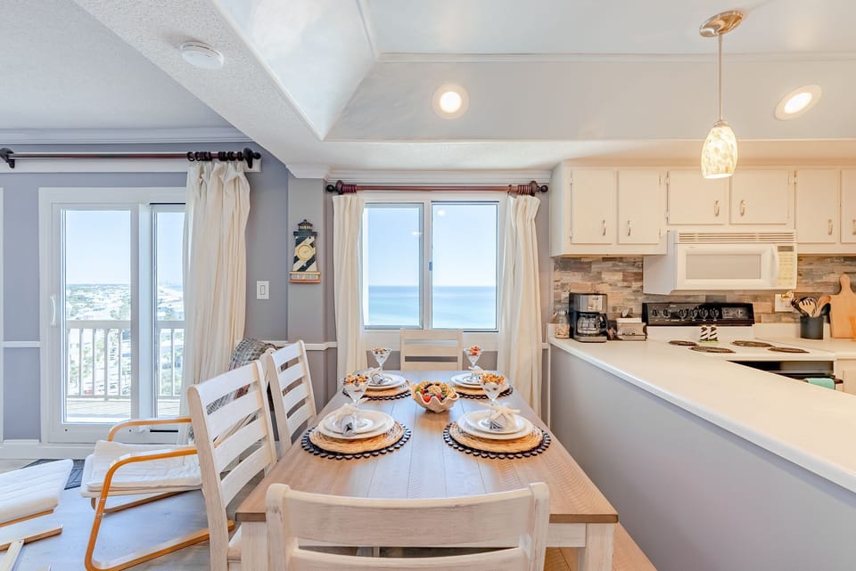 Dining Area : Seats 6