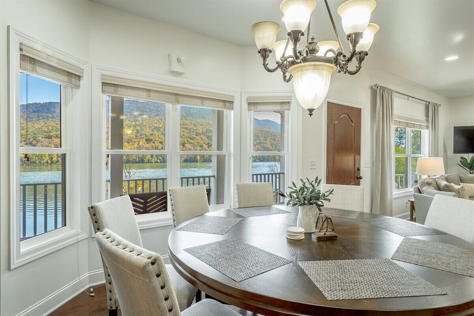 Main Level Dining Area