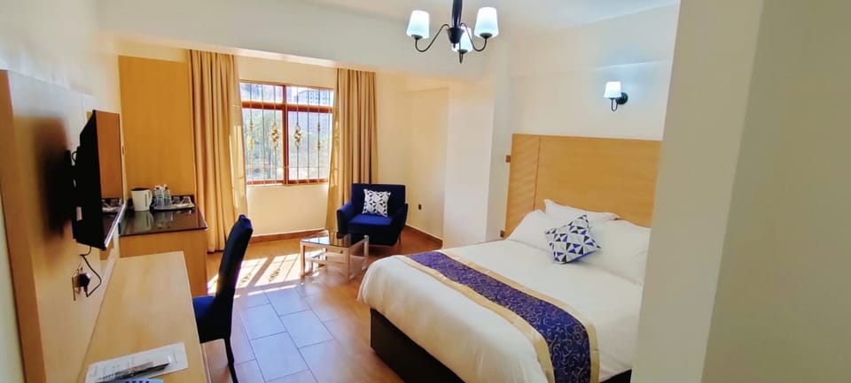Deluxe Room | Minibar, individually decorated, individually furnished, desk