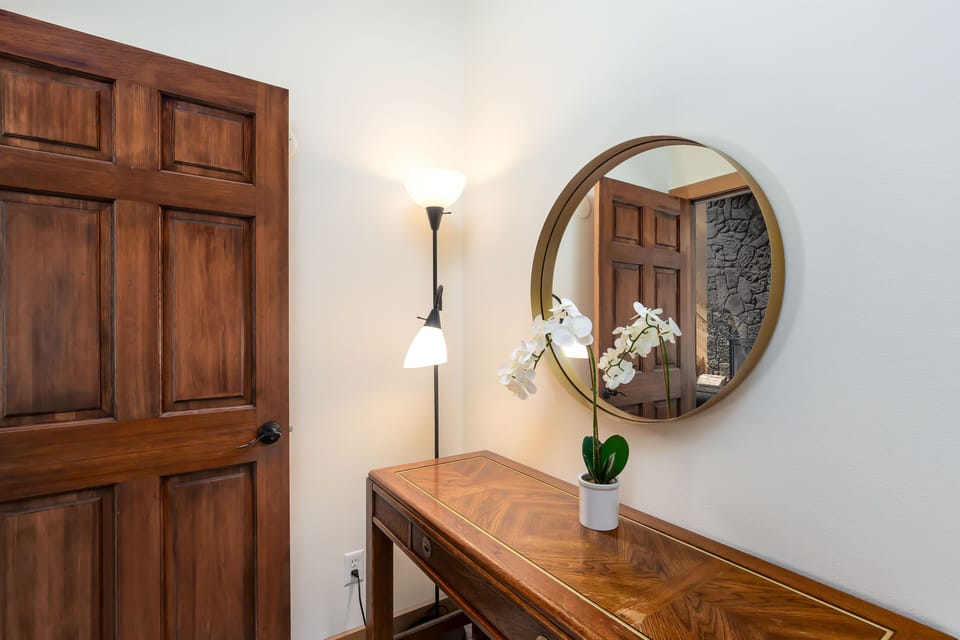 Ensuite Queen Bedroom - Main Level