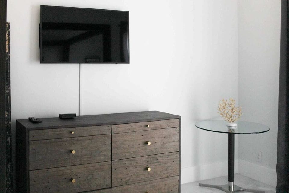 Primary bedroom - 55' Smart television