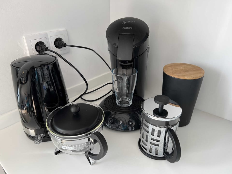 Senseo coffee machine, Bodum french press and tea maker provided