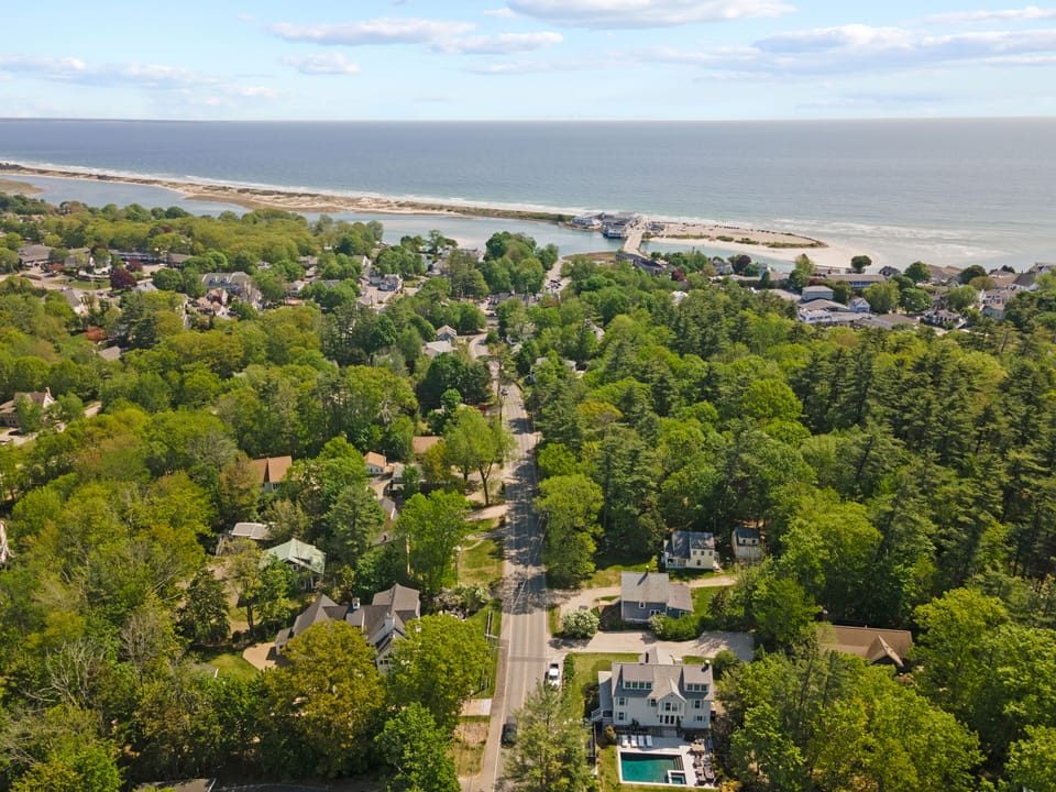 House on left showing a simple walk to the beach