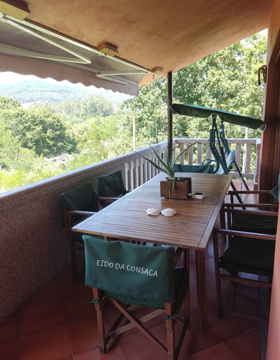 PORCHE-ENTRADA PRINCIPAL: VISTAS RELAJANTES, MESA Y BALANCIN