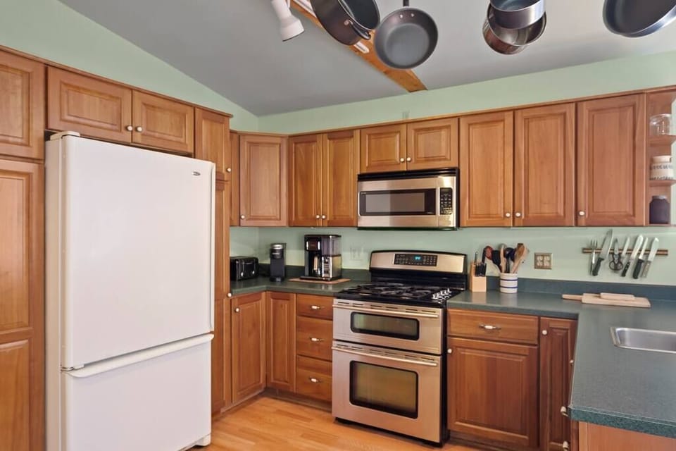 Full kitchen.