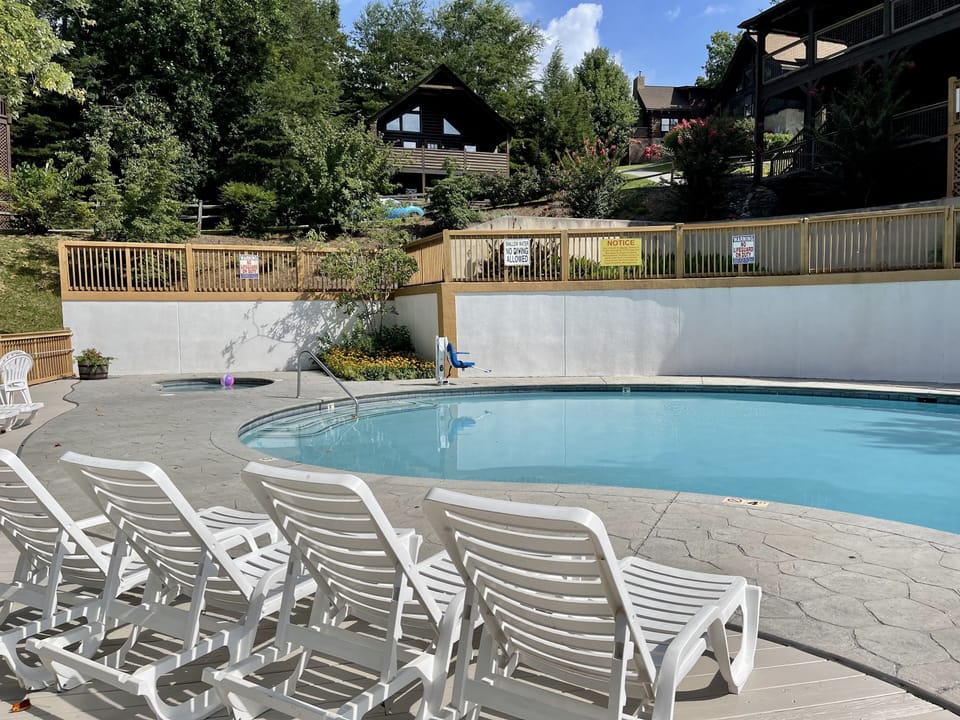 Eagles Ridge Resort pool