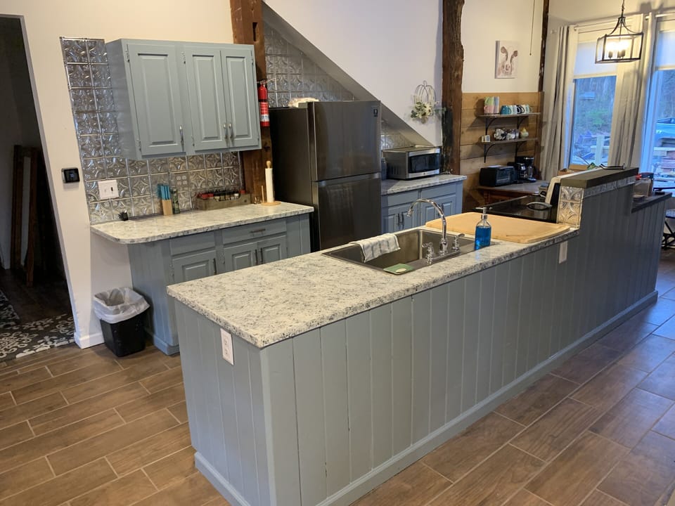 Roomy and fully equipped kitchen. Dishwasher and Icemaker