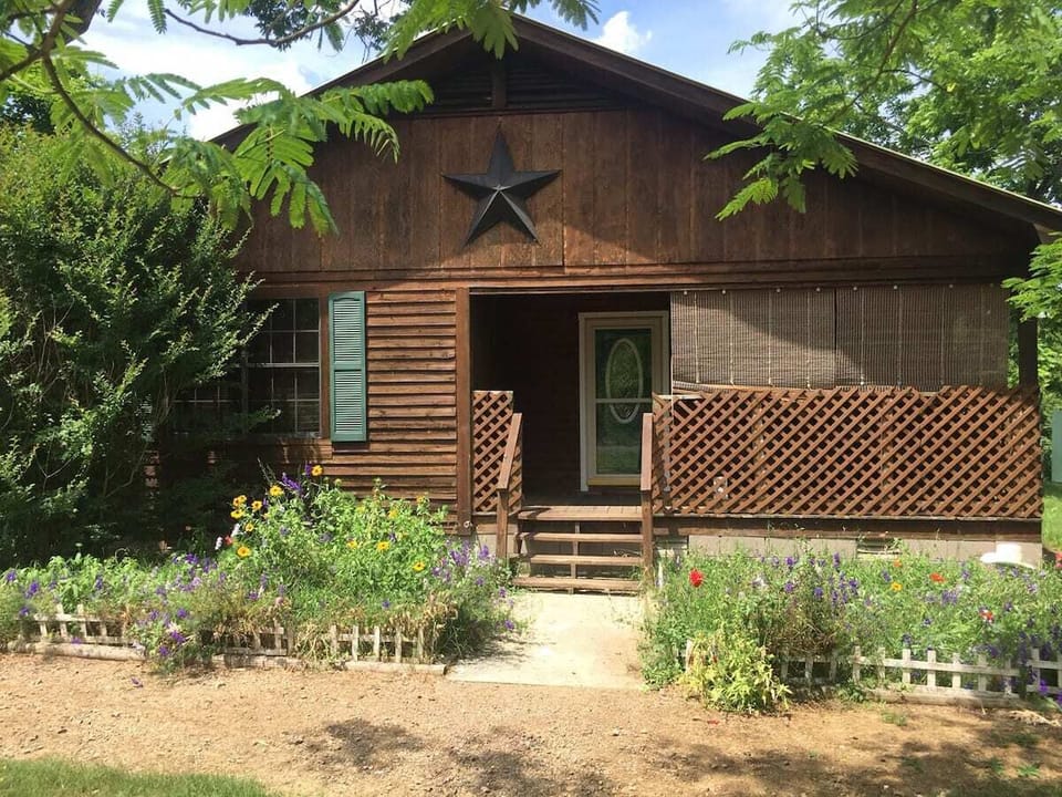 Howdy partners ! Marked by the Big Star on the front of the house.