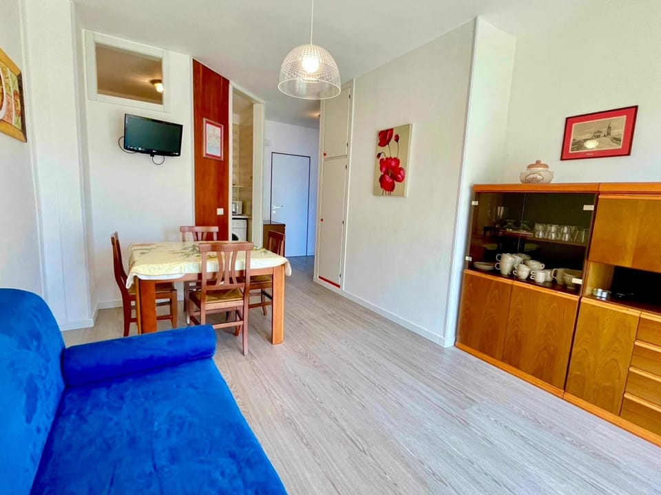 Apartment, 1 Bedroom, Balcony, Pool View | Dining room