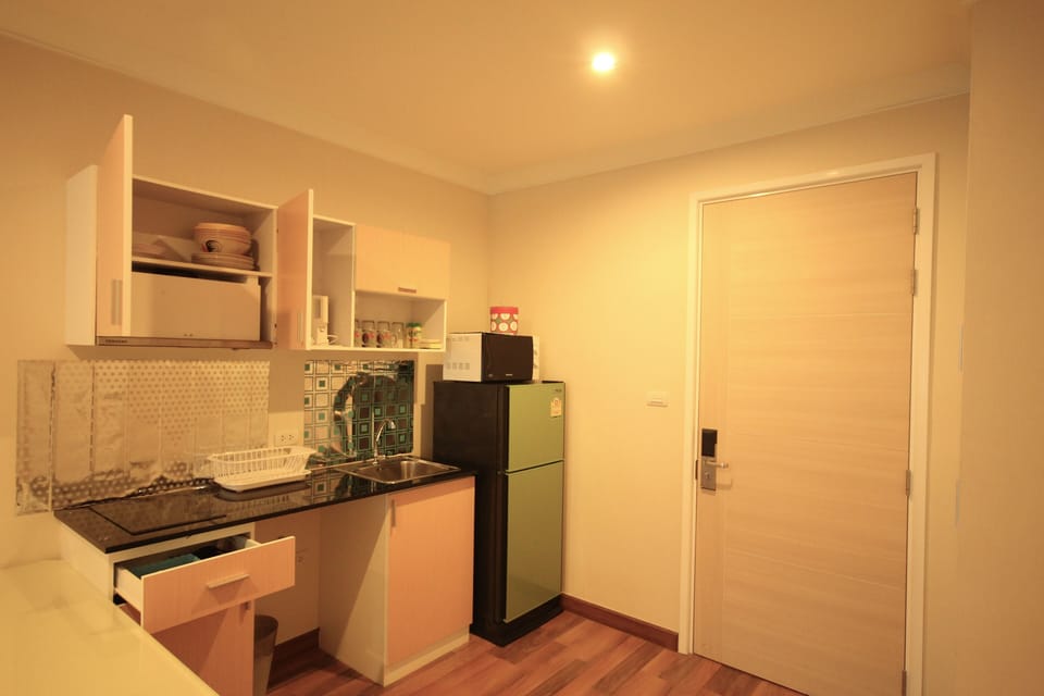 Family Condo, 2 Bedrooms, 2 Bathrooms, Pool View (D604, Bldg. D, FL 6) | Private kitchen | Fridge, microwave, stovetop, electric kettle