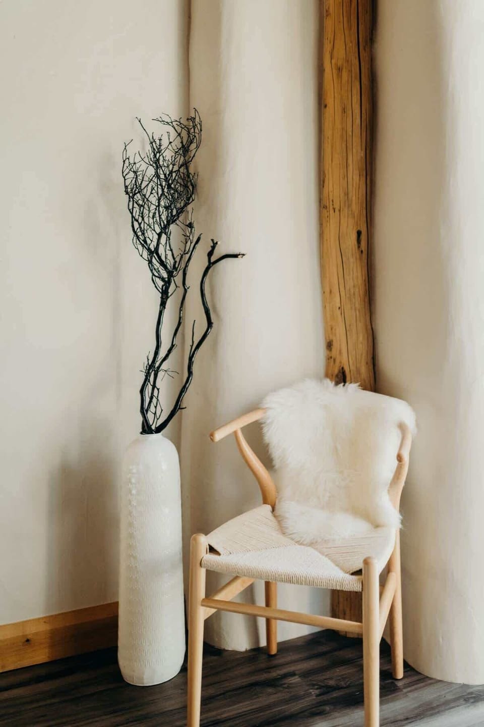 Modern dining area decor