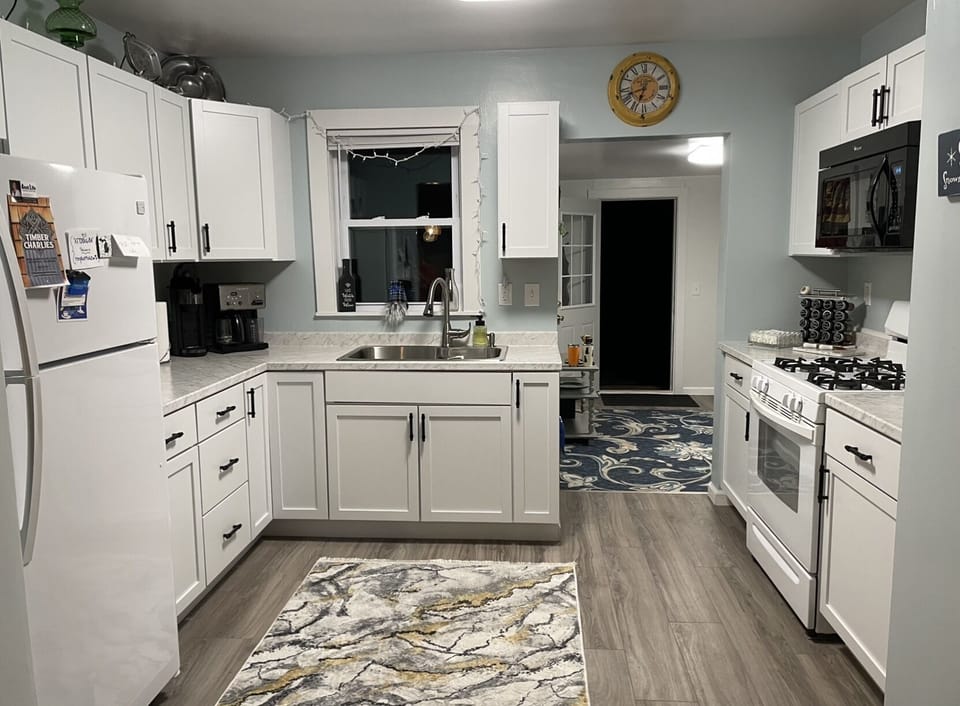 Kitchen-fully equipped!
Nothing excluded. Honor food system too!