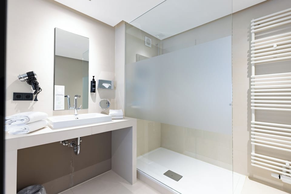 Premium Room, 3 Twin Beds (Annex) | Bathroom | Shower, towels