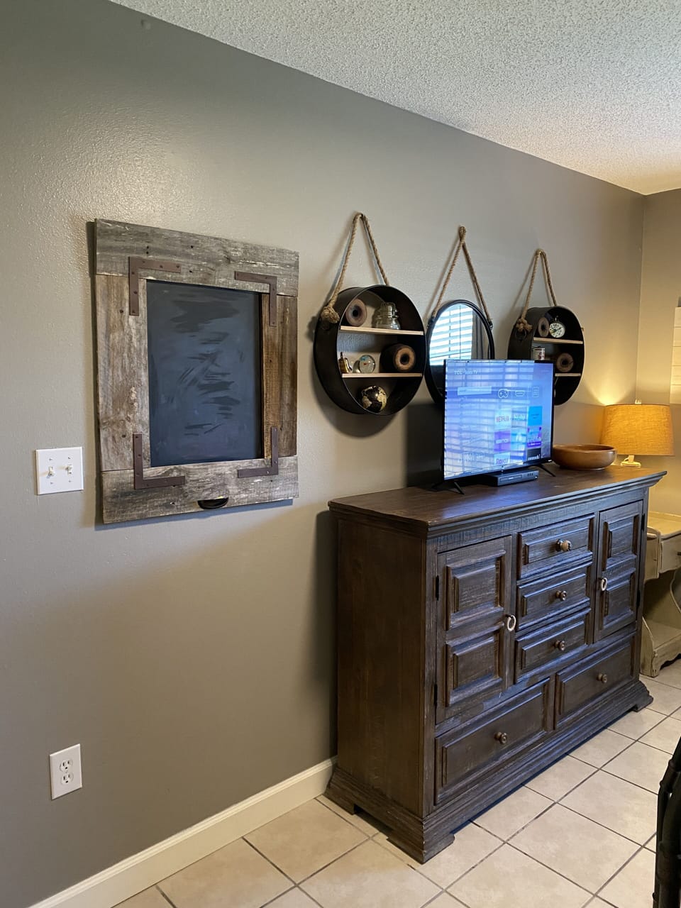 Second Bedroom - renovated with Queen/Double bunk, Smart TV,  Play Station