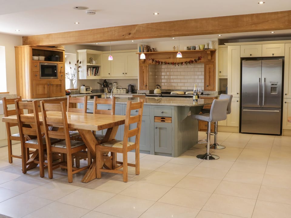 Cottage | Private kitchen | Fridge, microwave, dishwasher, electric kettle