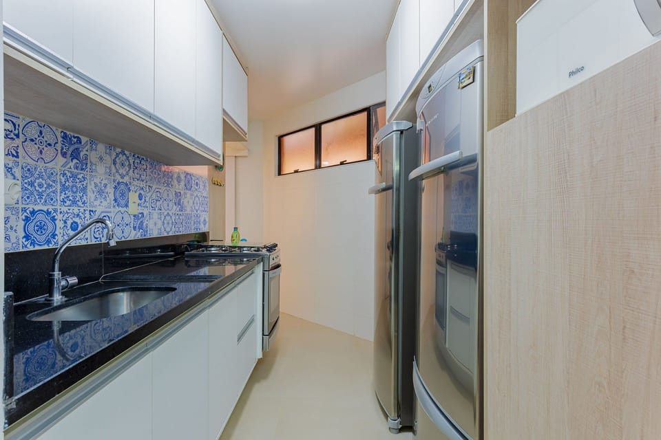 Full-size fridge, microwave, oven, toaster