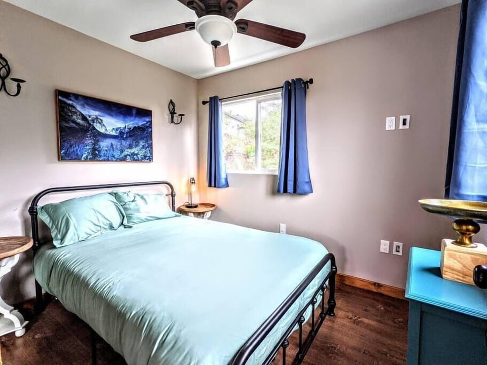 Bedroom with comfortable double bed (1)