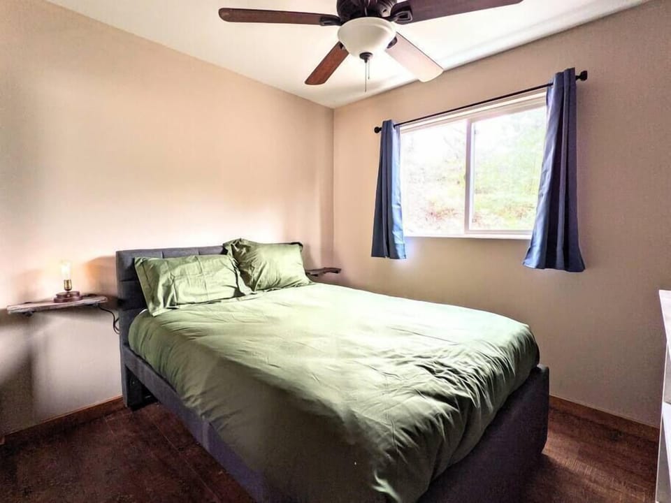 Bedroom with double bed (2)