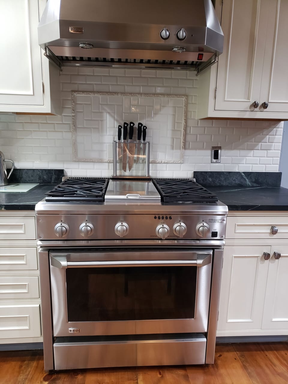Professional stove - 4 gas burners and a grill in the middle