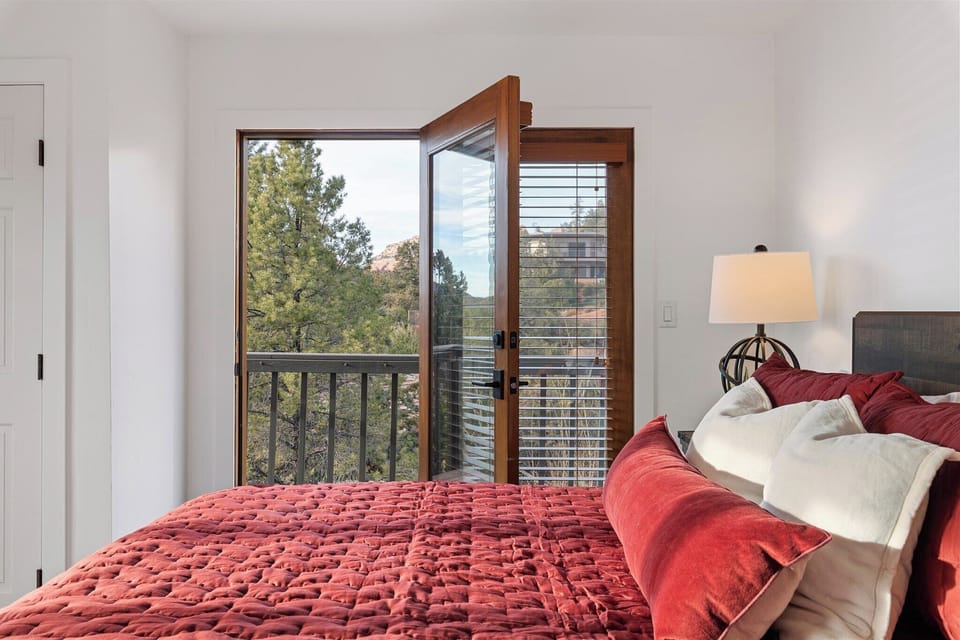 Room 3 (Main Level) - 1 Queen - Sleep 2 (Jack n Jill w/full bath)