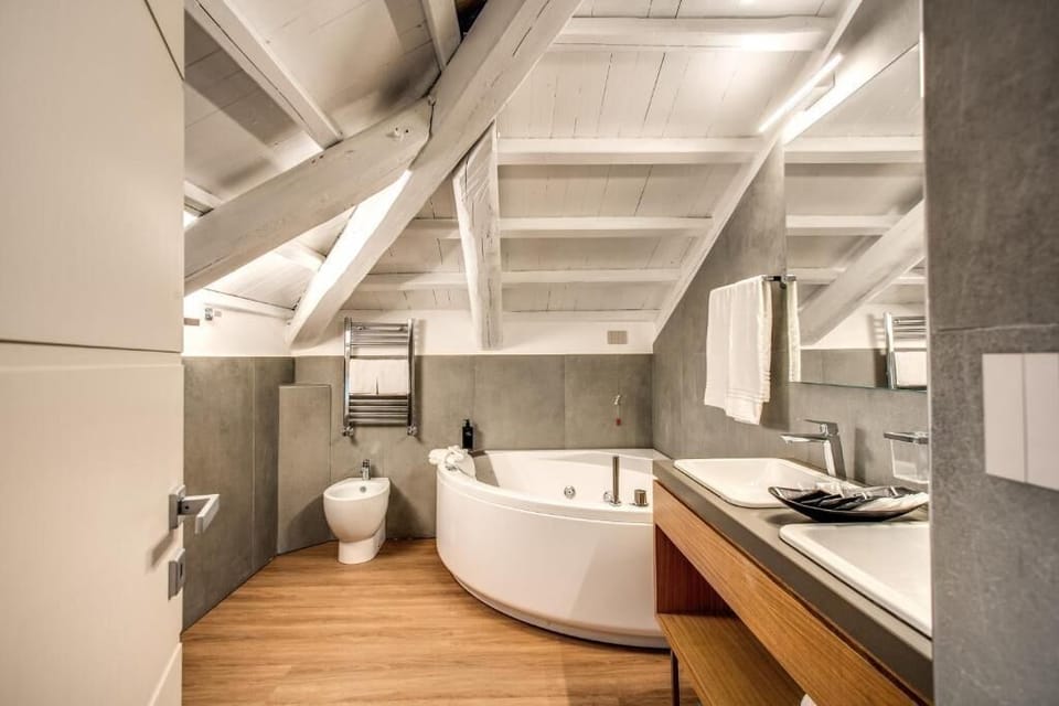 Shower, rainfall showerhead, free toiletries, hair dryer
