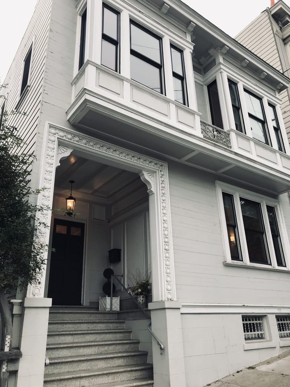 Beautiful San Francisco Edwardian
Flat on lower level 
Wonderful neighnorhood